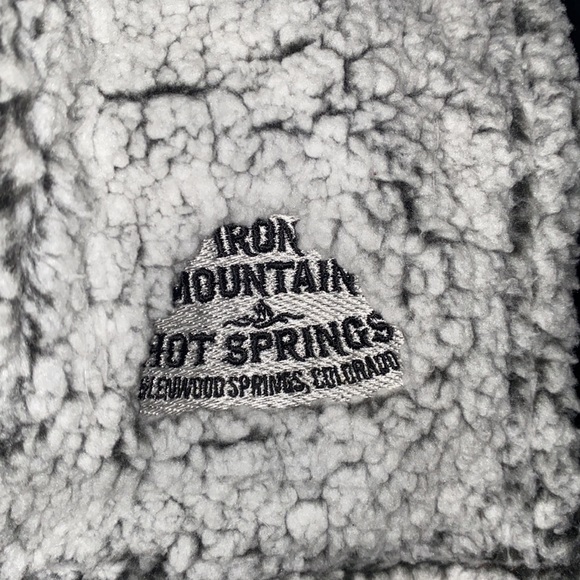 Super soft Vest gray can be zipped up like a turtle neck light weight - Picture 8 of 8